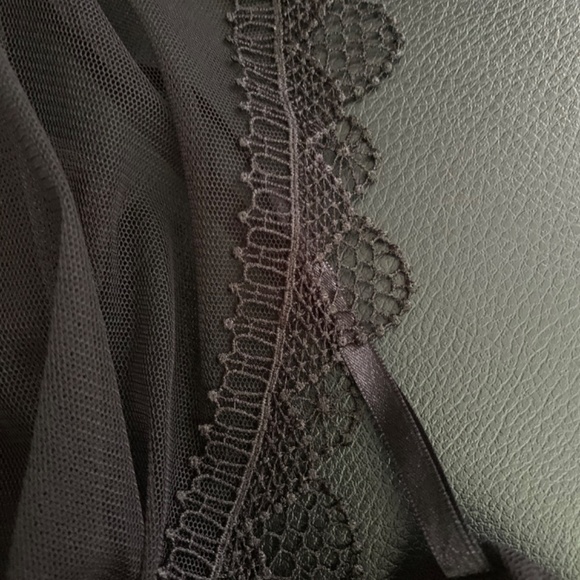 NWOT BCBG Maxazaria Cut Out Lace V Neck Top, Size 2 - Picture 6 of 14
